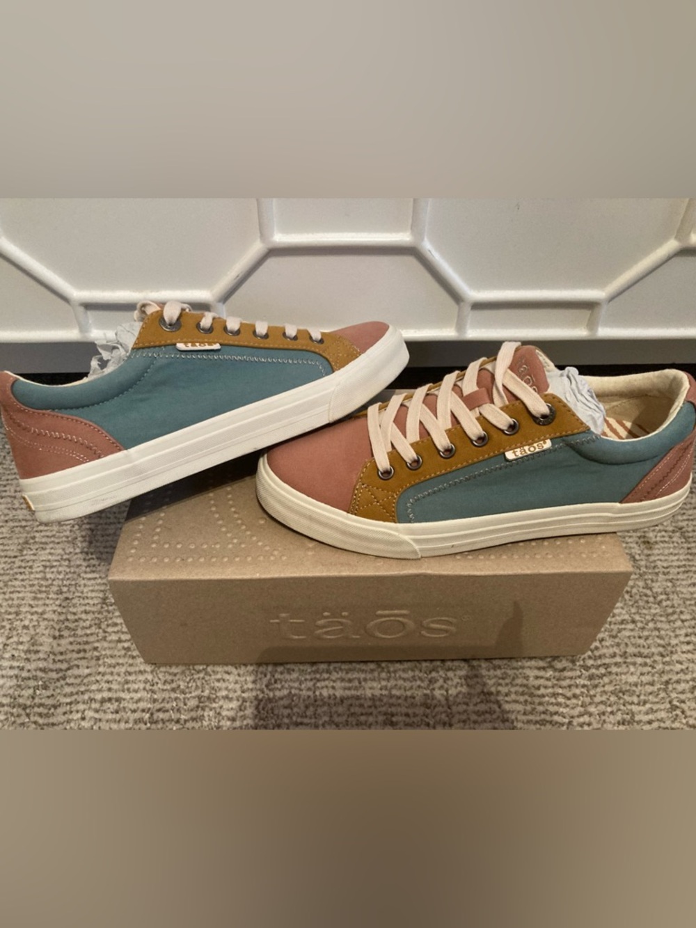 täos color-block Sneakers - Like New - Picture 6 of 9